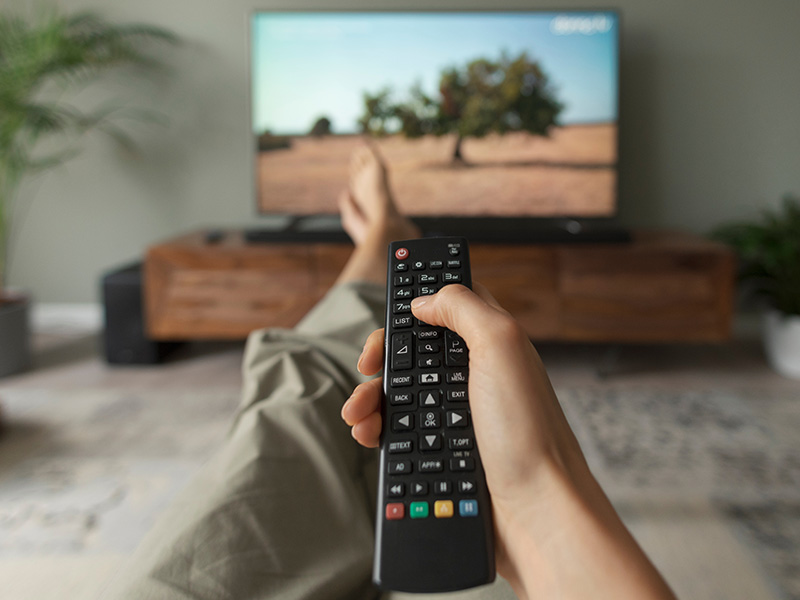 10 formas distintas de colgar la TV en el living estar